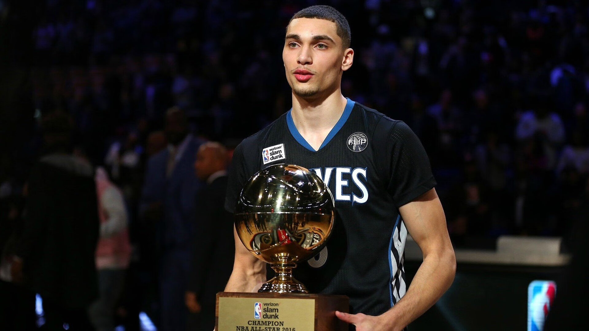 欧冠淘汰赛焦点战,雄鹿决胜局带走魔术,双线战场上的意志较量